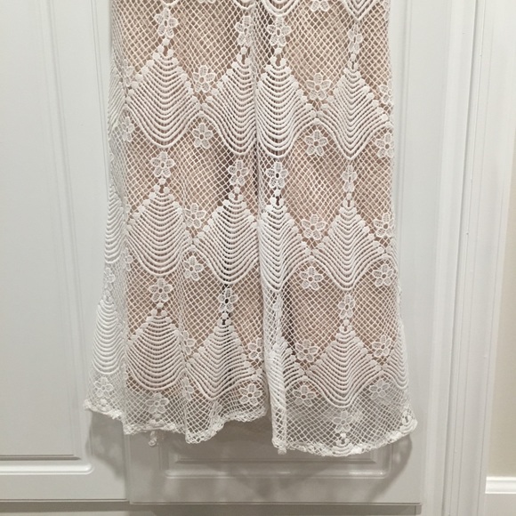 Gorgeous lace over tan lining  slimming - Picture 6 of 8